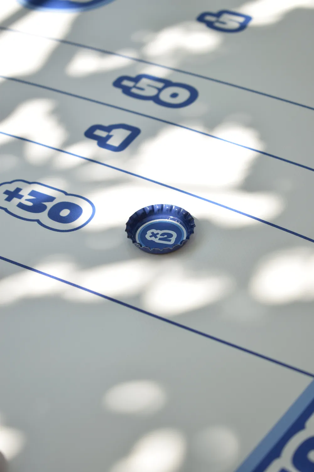 Comme des capsules de bières, les capsules de jeu 111 servent de jetons pour le jeu d'adresse et de précision Le 111. Les équipes Smiley, Fleur, Coeur et Bowling sont imprimées à l'intérieur de ces capsules pour différencier les équipes.