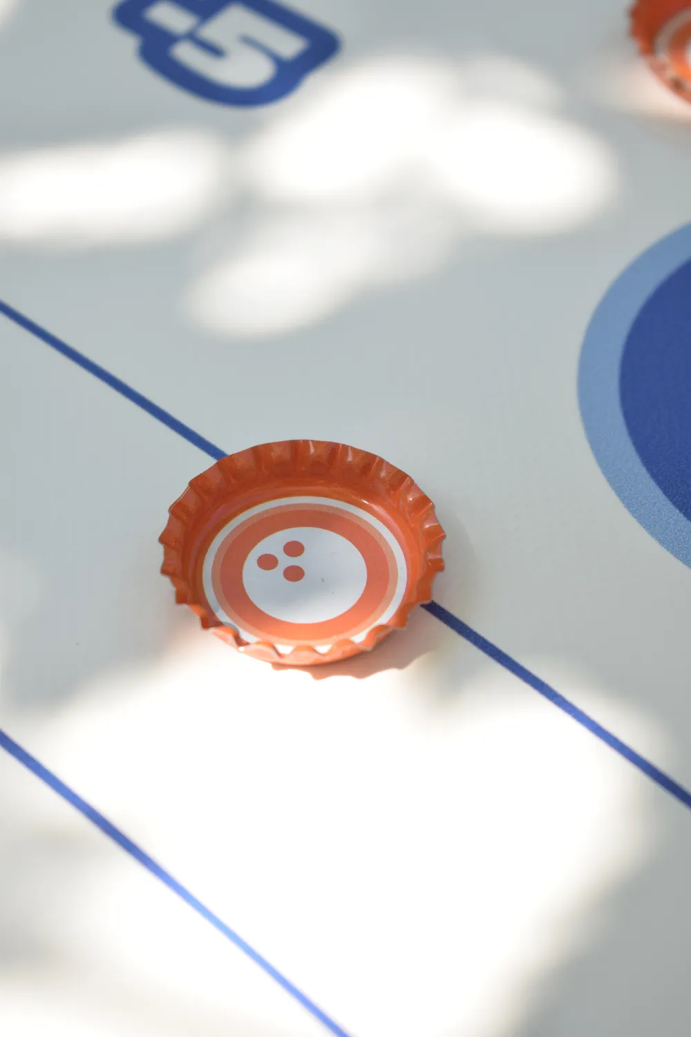 Comme des capsules de bières, les capsules de jeu 111 servent de jetons pour le jeu d'adresse et de précision Le 111. Les équipes Smiley, Fleur, Coeur et Bowling sont imprimées à l'intérieur de ces capsules pour différencier les équipes.