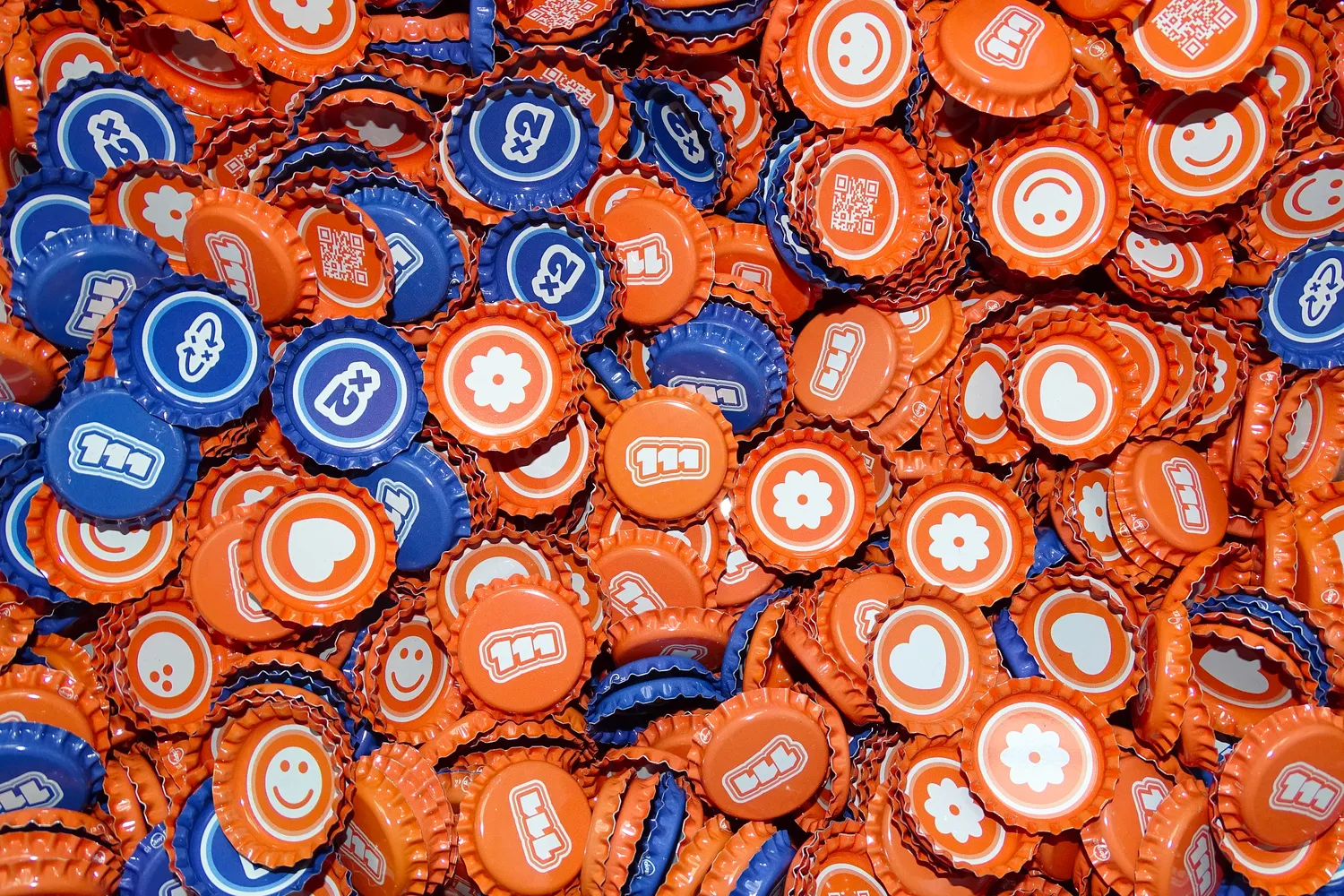 Comme des capsules de bières, les capsules de jeu 111 servent de jetons pour le jeu d'adresse et de précision Le 111. Les équipes Smiley, Fleur, Coeur et Bowling sont imprimées à l'intérieur de ces capsules pour différencier les équipes.