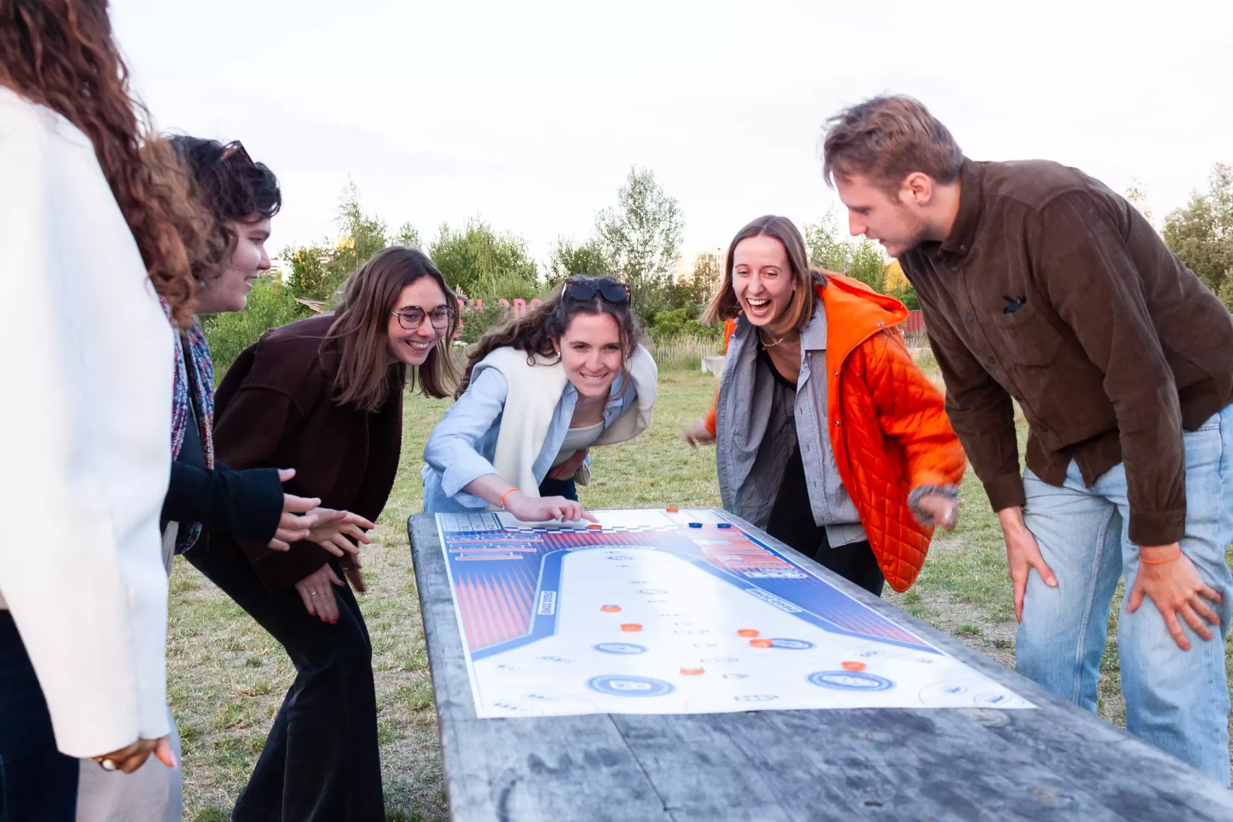 Le 111, le jeu fédérateur et chaleureux créé par UN SEAU ET DU SABLE. Une photo du partie de 111 mouvementée et pleines de rebondissements